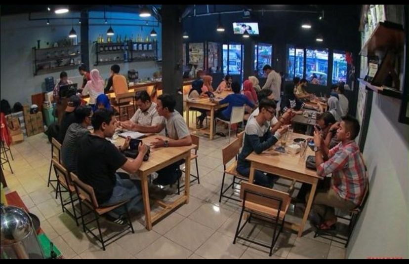Warung Kopi atau Tempat Nongkrong Budaya nongkrong mahasiswa mendorong berkembangnya warung/kafe
